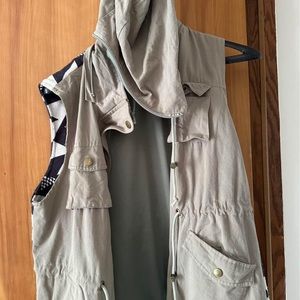 Size medium - olive green - hood unzips
